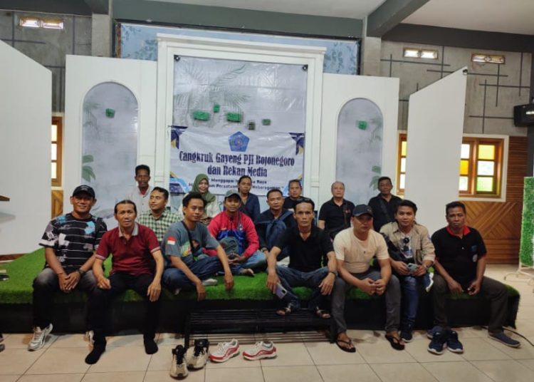 Para jurnalis yang tergabung dalam PJI Kabupaten Bojonegoro dalam pertemuan di Warung OTS, Sugihwaras, Ngampel, Kecamatan Kapas.