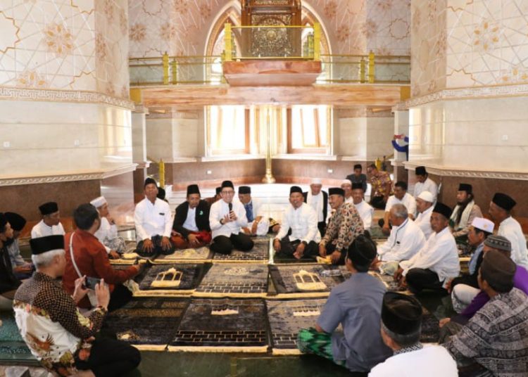 Pj Bupati Bojonegoro Adriyanto di sela Salat Jumat di Masjid Wisata Religi di Desa Sumberrejo, Kecamatan Margomulyo.