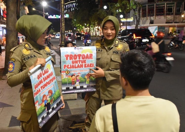 Sosialisasi tim Satpol PP Surabaya tentang trotoar bukan tempat untuk pedagang kaki lima maupun tempat parkir di Jalan Tunjungan.