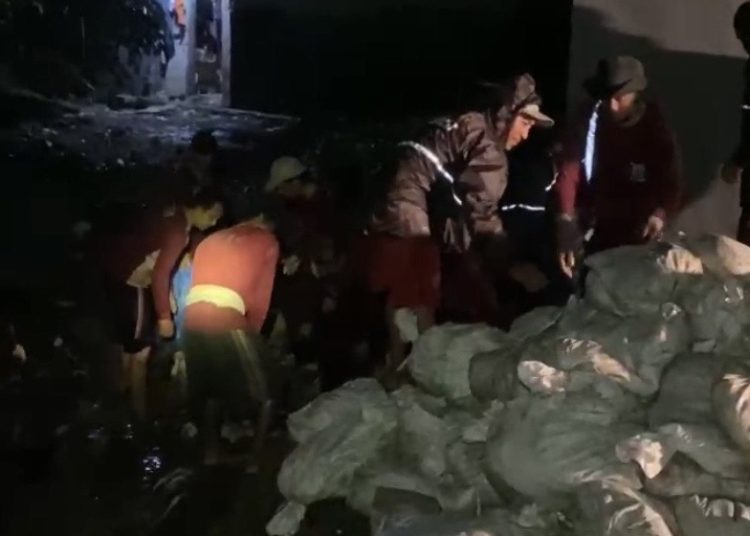 Tim dari Dinas Sumber Daya Air dan Bina Marga Surabaya dikerahkan untuk menangani plengsengan bozem di wilayah Simo Hilir X, Kelurahan Simomulyo, Sukomanunggal yang jebol.