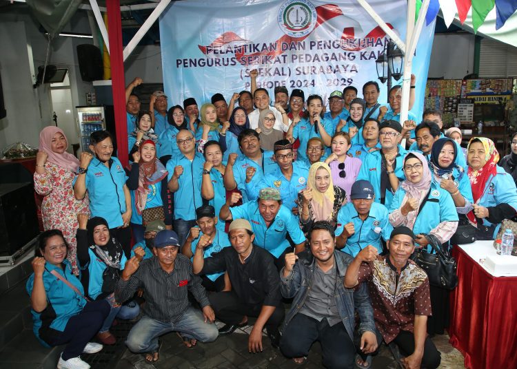 Wali Kota Surabaya Eri Cahyadi bersama para pengurus Serikat Pedagang Kaki Lima Surabaya periode 2024-2029.