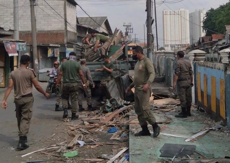 Penertiban sejumlah bangunan di bawah jembatan layang Jalan Raya Tambak Mayor Surabaya.