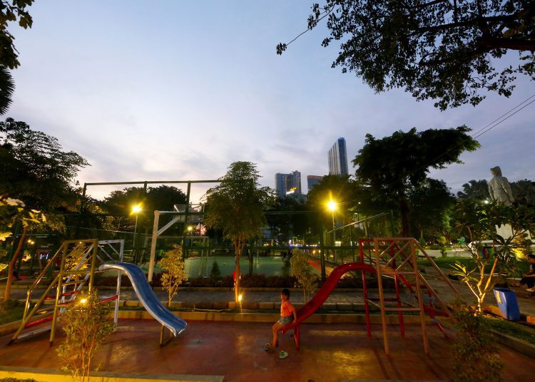 Salah satu taman aktif di Kota Surabaya yang sudah dilengkapi fasilitas perabot bermain untuk anak-anak.