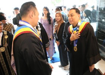 Wali Kota Surabaya Eri Cahyadi dalam momentum wisuda gelar doktor Program Studi S3 Pengembangan Sumber Daya Manusia (PSDM) Sekolah Pascasarjana Universitas Airlangga bersama Menteri Koordinator Bidang Infrastruktur dan Pembangunan Kewilayahan, Agus Harimurti Yudhoyono.