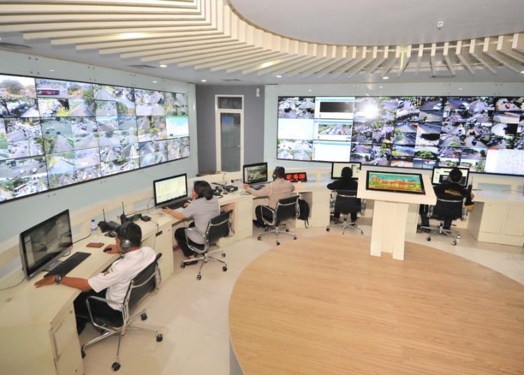 Foto ilustrasi, ruangan command center 112 yang siap menerima pengaduan masyarakat atau melaporkan kejadian agar segera bisa ditindaklanjuti Pemkot Surabaya.