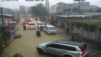 Curah hujan berjam-jam di Surabaya menyebabkan sejumlah wilayah banjir.