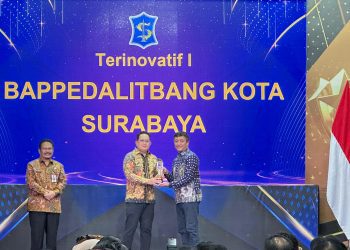 Kepala Bappedalitbang Kota Surabaya Irvan Wahyudradjad menerima penghargaan sebagai Bappedalitbang Terinovatif se-Jawa Timur berkat program Lomba Inovasi Surabaya “Inovboyo” dalam Inotek Award Jatim 2024.