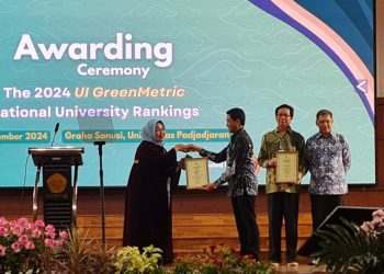 Rektor ITS Prof Ir Bambang Pramujati ST MSc Eng PhD saat menerima sertifikat penghargaan UI GreenMetric World University Rankings 2024.