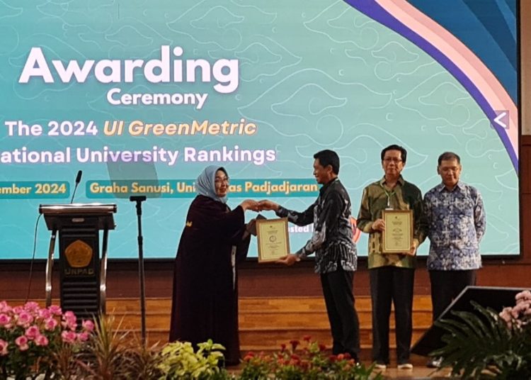 Rektor ITS Prof Ir Bambang Pramujati ST MSc Eng PhD saat menerima sertifikat penghargaan UI GreenMetric World University Rankings 2024.