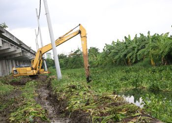 Pengerukan sungai yang dilakukan Dinas Sumber Daya Air dan Bina Marga (DSDABM) Surabaya. Upaya ini dilakukan untuk ,encegah banjir, meski sungai tersebut tidak masuk dalam kewenangan atau pengelolaan Pemkot Surabaya.