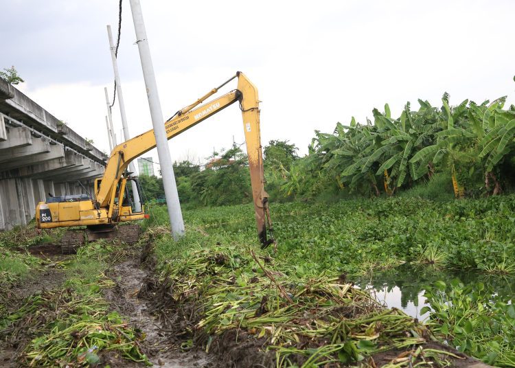Pengerukan sungai yang dilakukan Dinas Sumber Daya Air dan Bina Marga (DSDABM) Surabaya. Upaya ini dilakukan untuk ,encegah banjir, meski sungai tersebut tidak masuk dalam kewenangan atau pengelolaan Pemkot Surabaya.