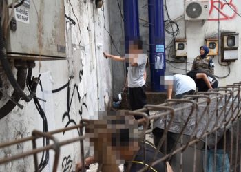 Pelaku vandalisme disanksi melakukan pengecatan kembali pada tembok yang dicorat-coret.