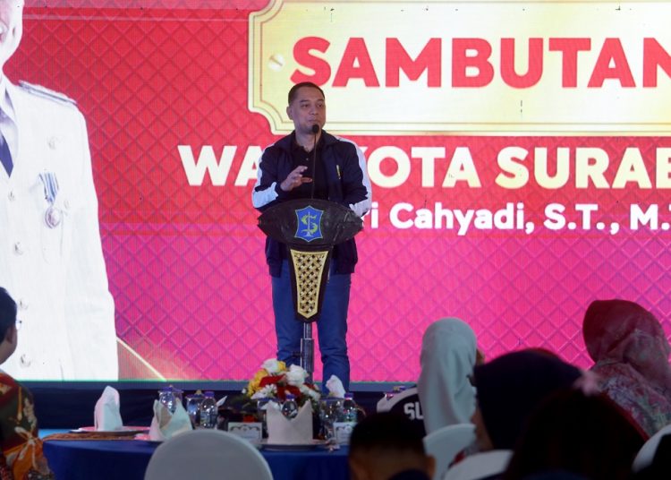 Wali Kota Surabaya Eri Cahyadi pada pelepasan kontingen Perwosi Surabaya ke Porwaprov Jatim.