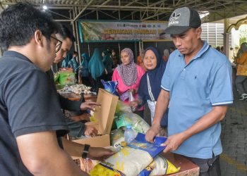 Gerakan pangan murah di di halaman kantor Kecamatan Gununganyar Surabaya.