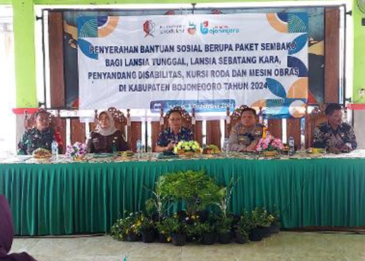 Pemberian bantuan sosial di balai Desa Pungpungan, Kecamatan Kalitidu, Bojonegoro.