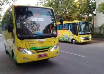Dua unit armada bus sekolah yang dikelola pengoperasiannya oleh Dishub Surabaya.