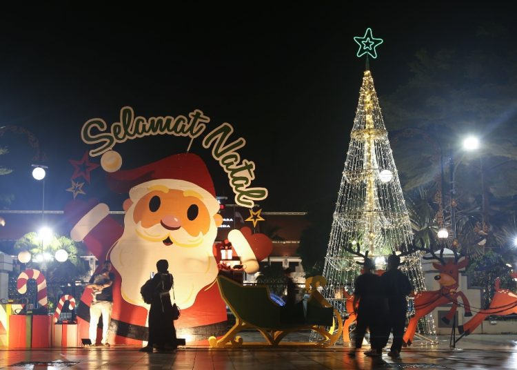 Ornamen dan hiasan tematik Natal di Balai Kota Surabaya.