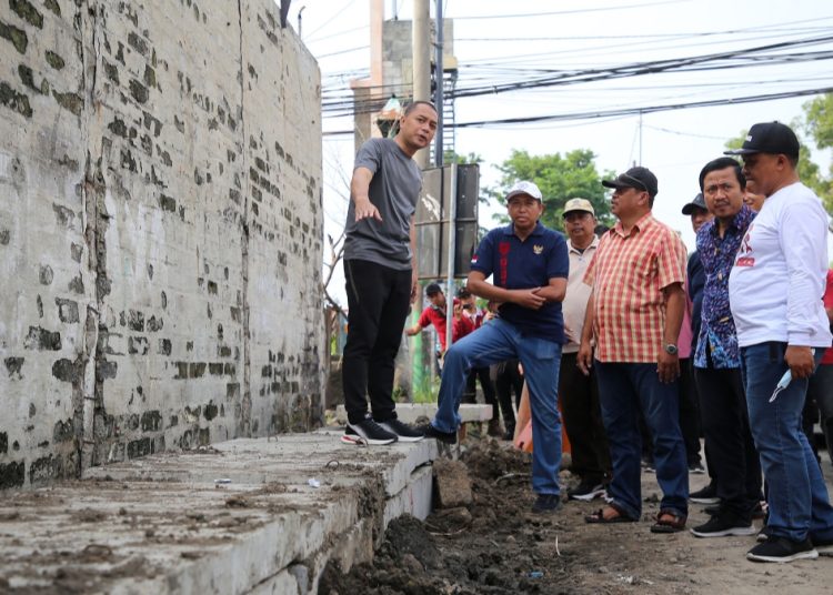 Foto dokumentasi, Wali Kota Surabaya Eri Cahyadi saat memberikan arahan tentang proyek penanganan banjir.