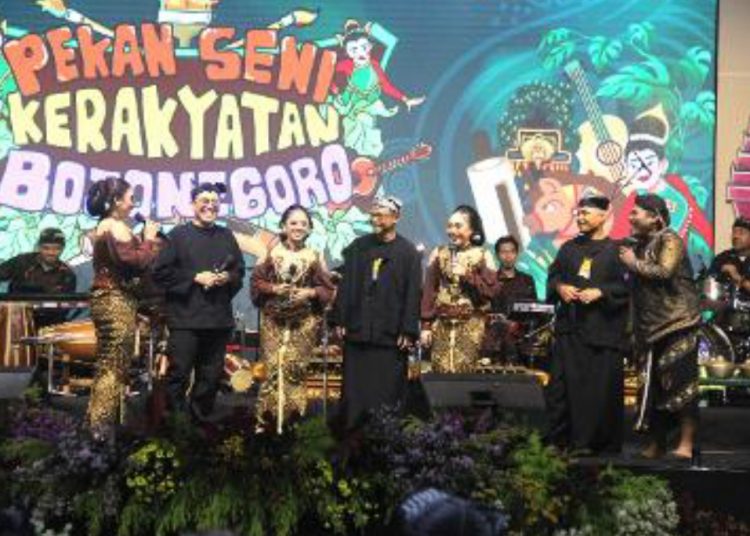 Pembukaan Pekan Seni Kerakyatan yang dilaksanakan di gedung Serbaguna Bojonegoro.