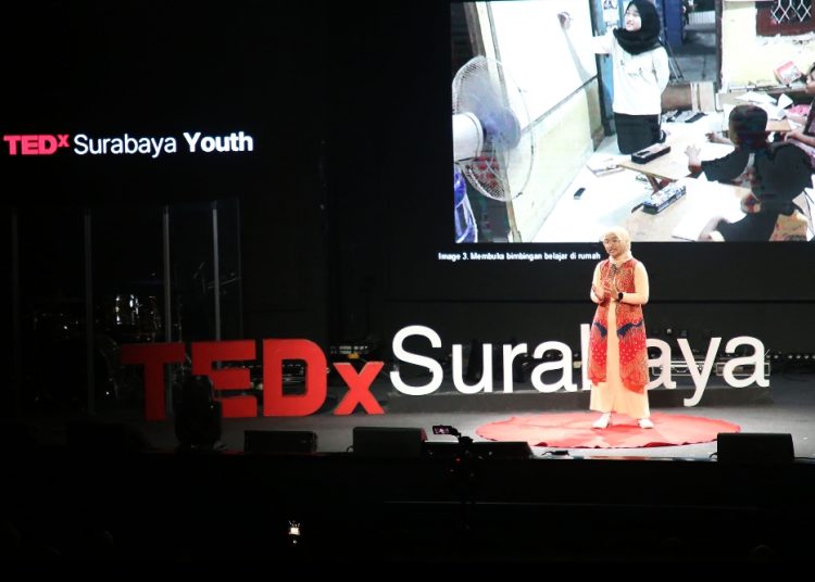 Gelaran konferensi TEDxSurabaya Youth: Re(k) generation di International Full Gospel Fellowship (IFGF) Jalan Sukomanunggal, Surabaya.