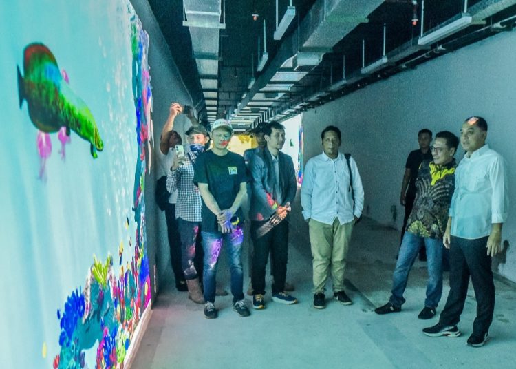 Wali Kota Surabaya Eri Cahyadi saat meninjau pengerjaan tunnel Terminal Intermoda Joyoboyo (TIJ) menuju Kebun Binatang Surabaya.