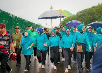 Ketua TP PKK Jatim Isye Adhy Karyono saat mengikuti Fun Walk & Fun Run di Monas Jakarta.