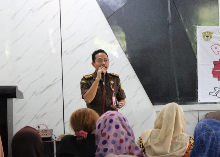 Sosialisasi Gempur Rokok Ilegal, di kantor Kecamatan Rungkut Surabaya.