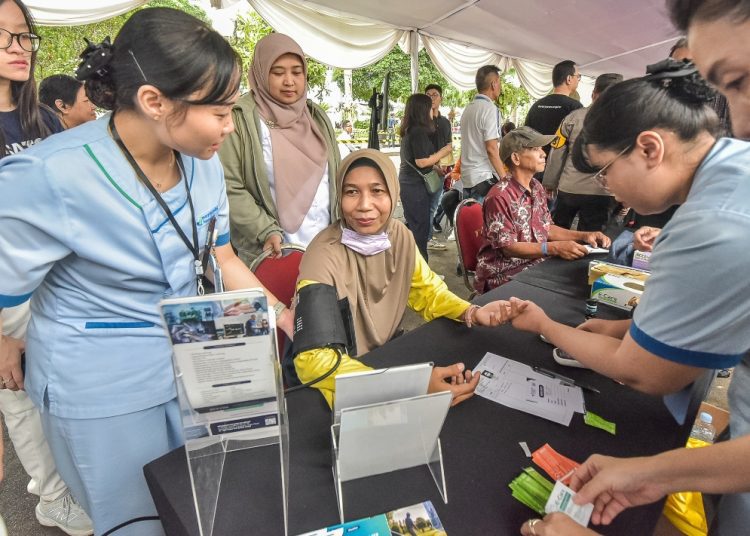 Pengobatan gratis oleh Yayasan Mawar Sharon Peduli berkolaborasi dengan Pemkot Surabaya di halaman Balai Kota Surabaya.