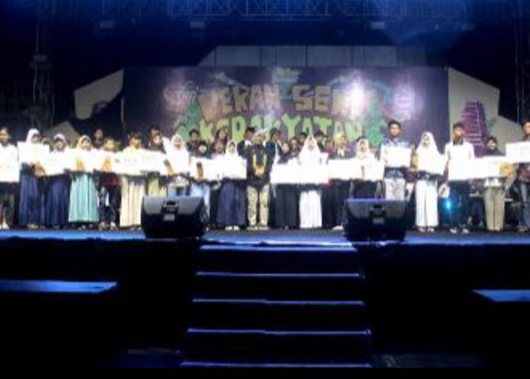 Penyerahan hadiah lomba pada penutupan Pekan Seni Kerakyatan Bojonegoro.