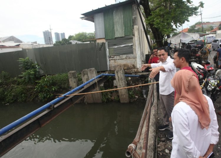 Wali Kota Surabaya Eri Cahyadi saat meninjau jembatan Jalan Kupang Baru.