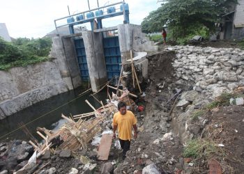 Tanggul penahan saluran yang jebol di Simo Hilir, Kelurahan Simo Mulyo Baru, Kecamatan Sukomanunggal, Surabaya.