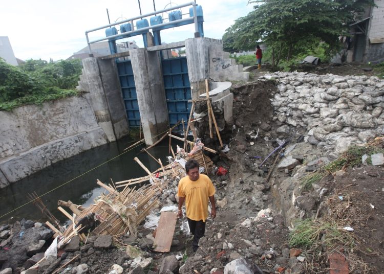 Tanggul penahan saluran yang jebol di Simo Hilir, Kelurahan Simo Mulyo Baru, Kecamatan Sukomanunggal, Surabaya.