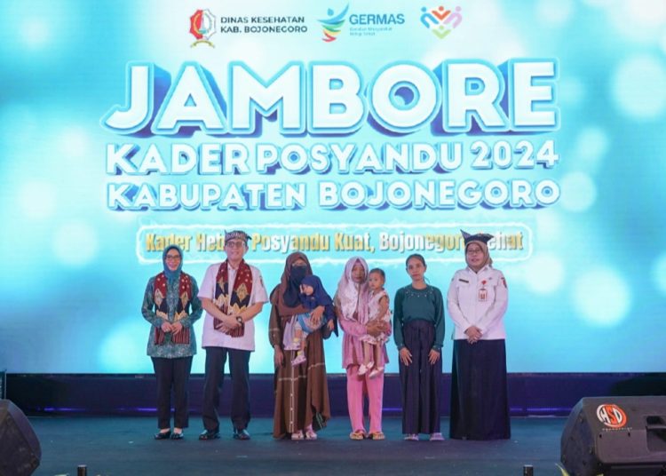 Pj Bupati Bojonegoro Adriyanto didampingi Pj KetuaTP PKK Bojonegoro Dian Adiyanti saat menghadiri Jambore Kader Posyandu 2024 Kabupaten Bojonegoro.