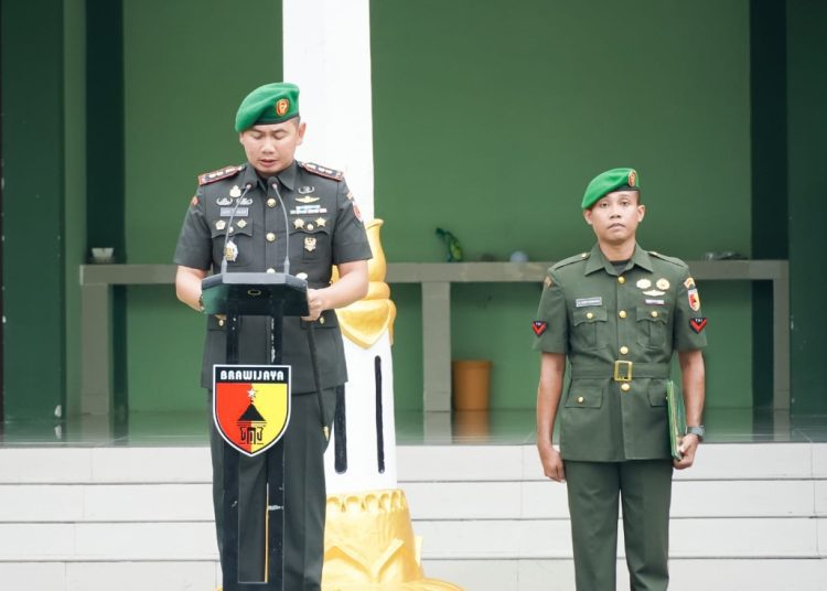 Dandim 0813 Bojonegoro Letkol Czi Arief Rochman Hakim membacakan amanat Kepala Staf Angkatan Darat Jenderal TNI Maruli Simanjuntak dalam uparaca peringatan Hari Juang TNI AD ke- 79.