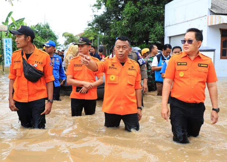 Pj Gubernur Jawa Timur Adhy Karyono saat meninjau lokasi bencana banjir di Kelurahan Kepatihan, Kecamatan Ponorogo, Kabupaten Ponorogo.