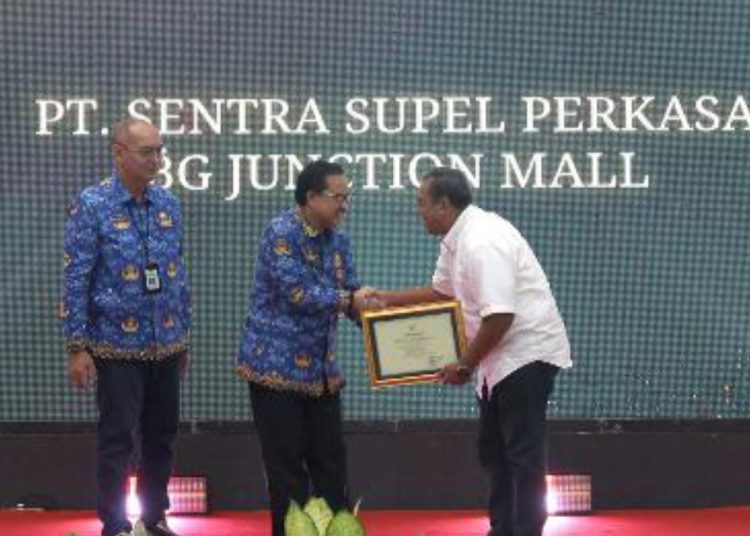 Sekda Surabaya Ikhsan memberikan kepada salah satu  pelaku usaha atas ketaatan atau kepatuhan terhadap ketentuan peraturan perundang-undangan di bidang perlindungan dan pengelolaan lingkungan hidup.