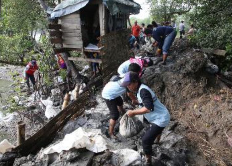 Mitigasi banjir rob di kawasan Greges Timur, Kecamatan Asemrowo, Surabaya.