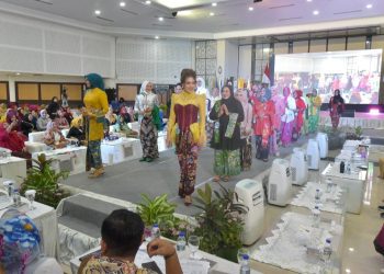 Peragaan busana menjadi salah satu kegiatan dalam memperingati HUT ke-57, sekaligus peringatan Hari Ibu, di Convention Hall, Surabaya .