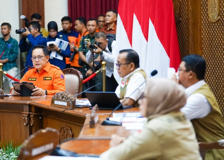 Rakor Siaga Darurat Bencana Hidrometeorologi Tahun 2024 Wilayah Provinsi Jawa Timur di gedung Negara Grahadi, Surabaya.