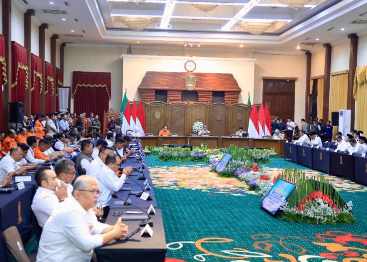 Rapat Koordinasi Siaga Darurat Bencana Hidrometeorologi Tahun 2024 Wilayah Provinsi Jawa Timur di gedung Negara Grahadi, Surabaya.