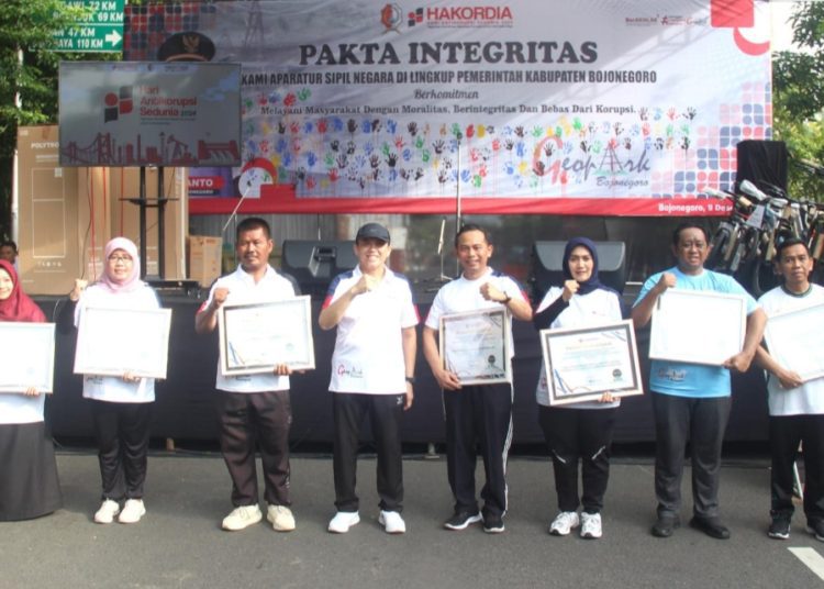 Foto bersama para penerima penghargaan dalam puncak peringatan Hari Antikorupsi Sedunia di Kabupaten Bojonegoro.