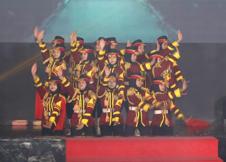 Penampilan seni dan kreativitas dari dari pelajar dalam awarding Duta Trantibum di auditorium SMA Kristen Petra 1, Surabaya.