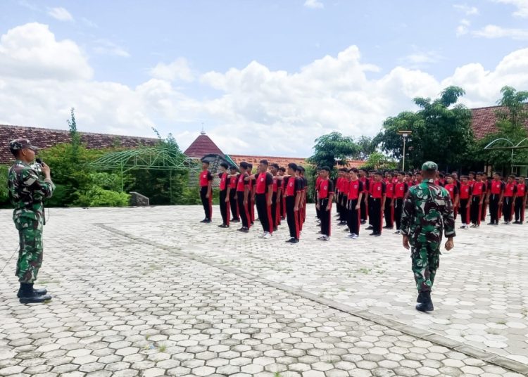 Kegiatan pembinaan kesiswaan dan kepemimpinan siswa SMPN 1 Temayang oleh Babinsa Koramil Temayang, Bojonegoro.