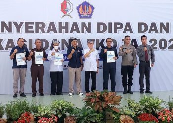 Foto bersama dalam kegiatan penyerahan Daftar Isian Pelaksana Anggaran dan Alokasi Dana Transfer ke Daerah Tahun Anggaran 2025.