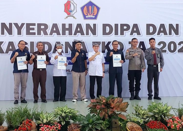 Foto bersama dalam kegiatan penyerahan Daftar Isian Pelaksana Anggaran dan Alokasi Dana Transfer ke Daerah Tahun Anggaran 2025.