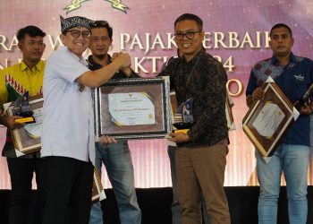 Pj Bupati Bojonegoro Adriyanto menyerahkan penghargaan kepada salah satu wajib pajak di Eastern Hotel Bojonegoro.