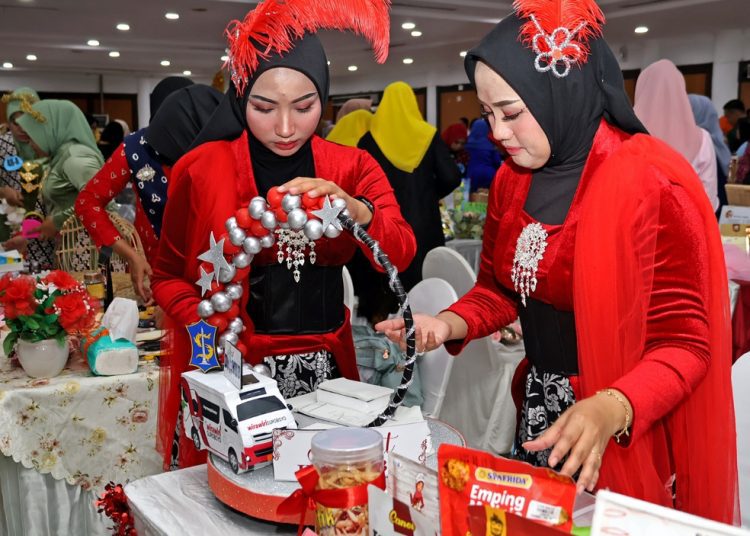 Lomba menghias hampers dari produk UMKM yang dilaksanakan dalam rangka peringatan Hari Ibu.