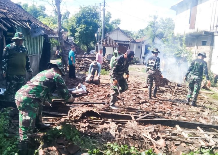 Babinsa Koramil 04/Sugihwaras membantu membersihkan puing-puing rumah roboh milik warga di Dusun Metales, Desa Siwalan, Kecamatan Sugihwaras, Bojonegoro.