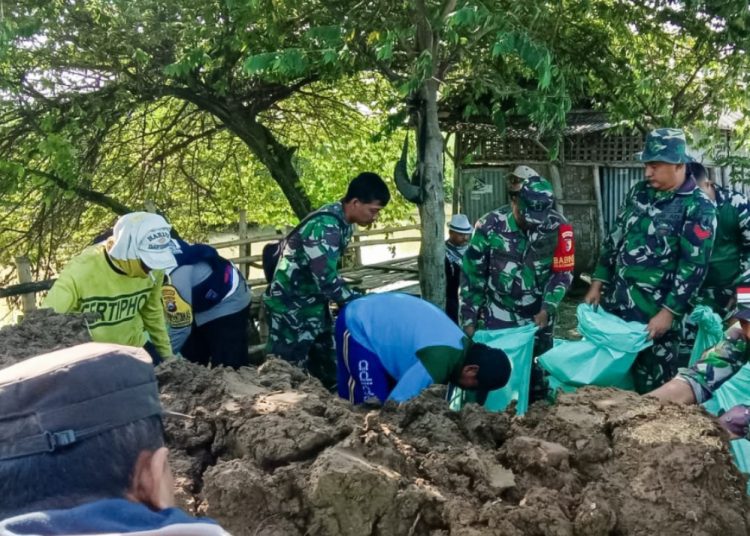 Karya bakti perbaikan ambrolnya tanggul Kali Avour Ingas di Desa Kedungprimpen, Kecamatan Kanor.