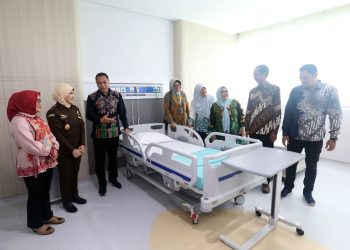 Kepala Kejati Jawa Timur, Mia Amiati bersama Wali Kota Surabaya Eri Cahyadi saat peninjauan RSUD Eka Candrarini.
